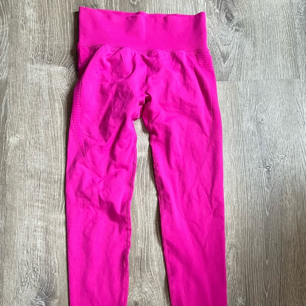 Pink butt scrunch leggings